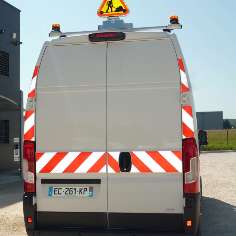 Panneau travaux et bandes rétroréfléchissantes