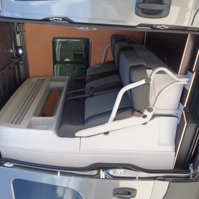 Cabine approfondie, banquette et cloison